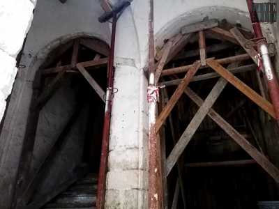 Accediamo al vano scala dove gli archi sono anch�essi sostenuti da puntellature...